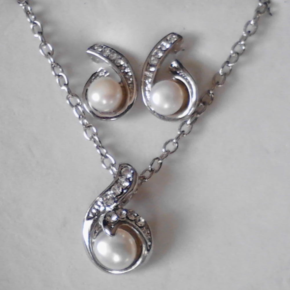Silvertone Simulated Pearl & Diamond Jewelry Set - Picture 5 of 6